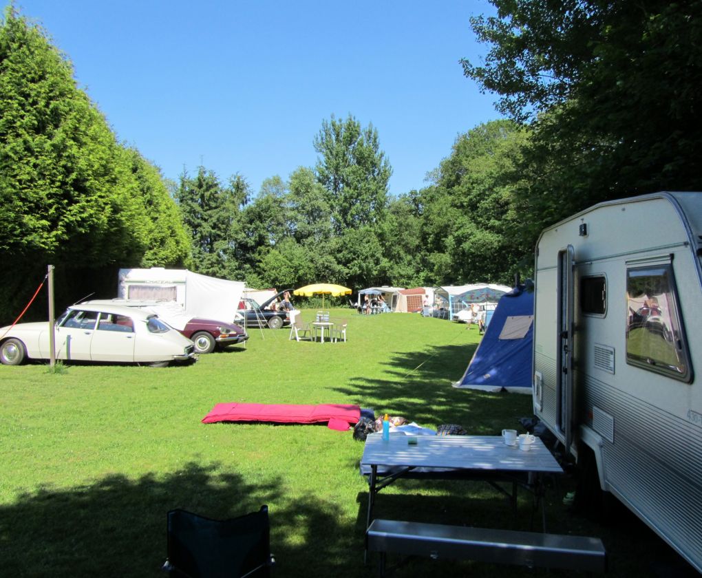 Open kampeerveld met caravans en tenten onder een wijde lucht op Camping de Blauwe Lantaarn in Wateren in Drenthe